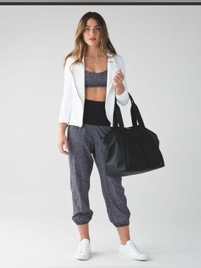 Lululemon Om Pant
Freckle Flower Black White / Black size 6